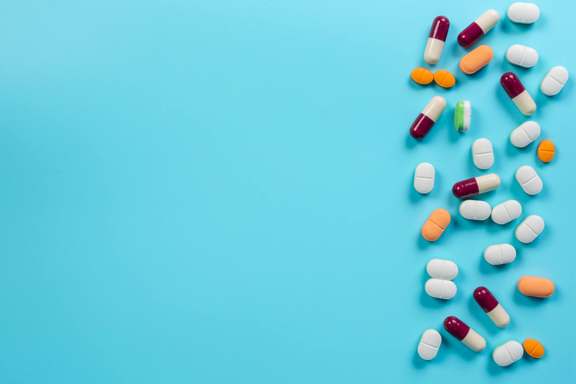 Léiert wéi CBD mat Cholesterin-senkende Medikamenter interagéiert, och d'Implikatioune fir déi behandelt fir Hyperlipidämie. Léiert déi néideg Virsiichtsmoossname fir sécher Notzung vu CBD mat Statine wéi Atorvastatin, Simvastatin a Rosuvastatin.